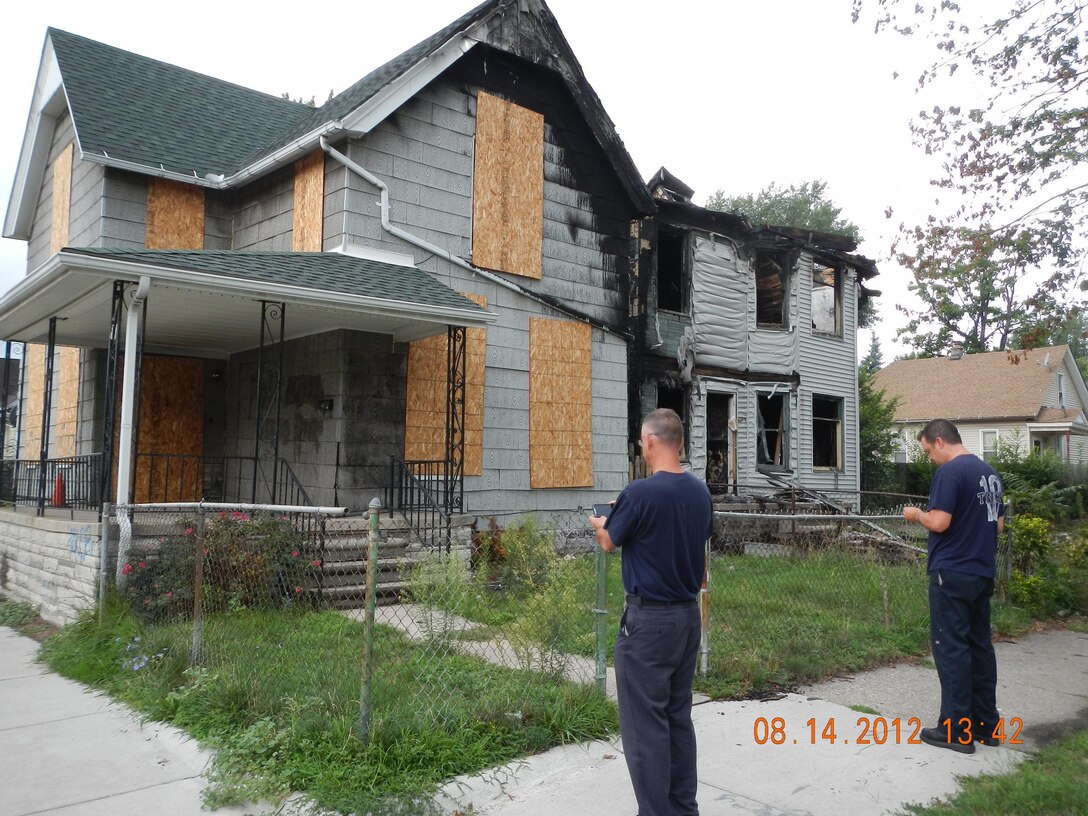 Detroit fire fighters use ERDC’s Mobile Information Collection Application to catalogue a vacant home.

