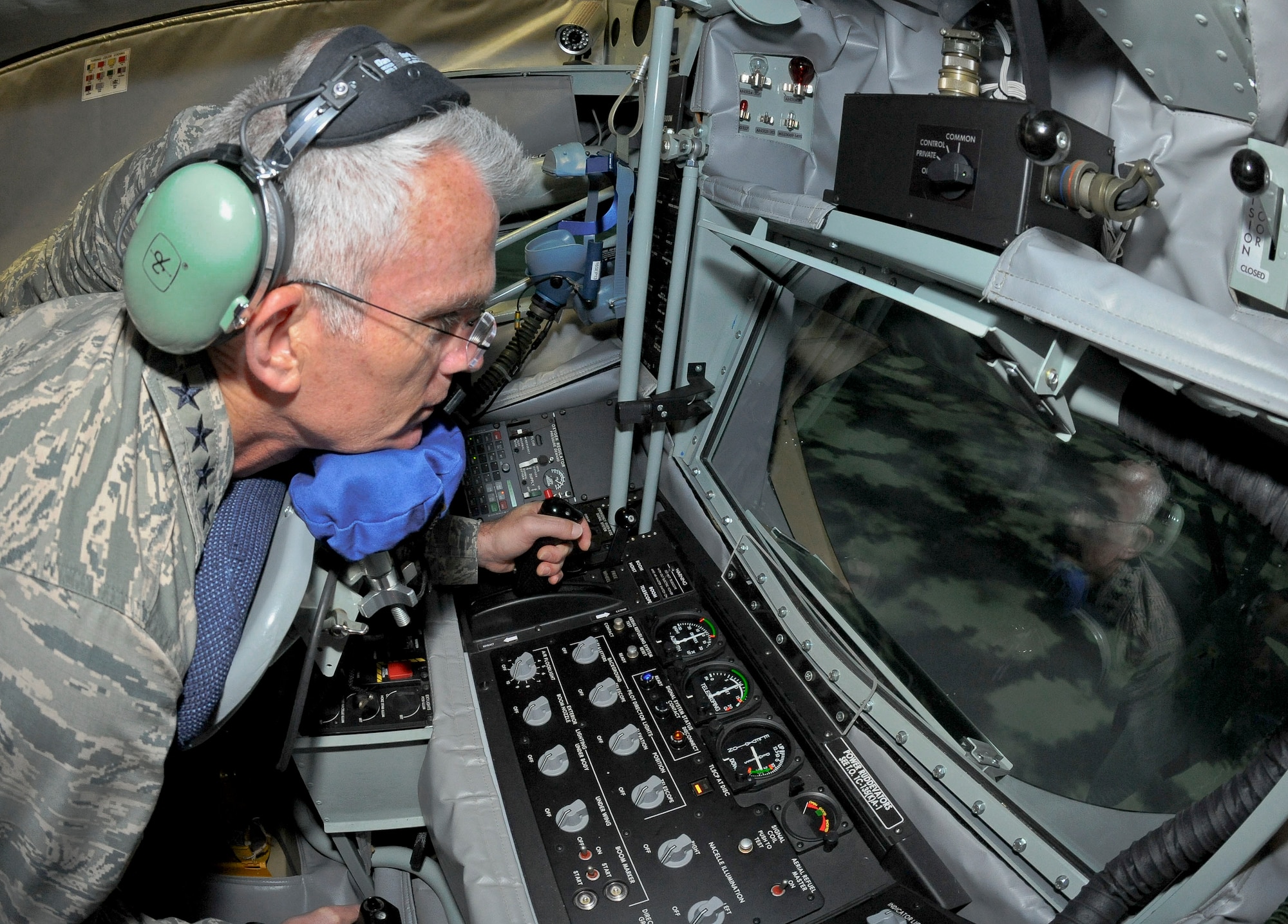 Gen. Paul Selva, Air Mobility Command commander, receives lessons on MacDill's Boom Operator Weapon Systems Trainer at MacDill Air Force Base, Fla., Sept. 27, 2013. The BOWST is a fully simulated, large-scale procedural trainer for aerial refueling with replicated aircraft systems, controls, and functions within a complete aircrew boom compartment. (U.S. Air Force photo by Airman 1st Class Ned T. Johnston/Released)