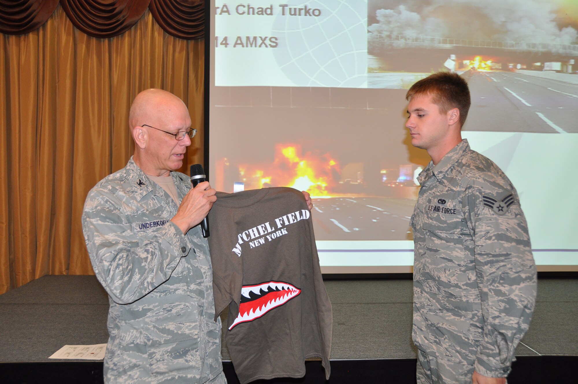 Col. Michael Underkofler, 514th Air Mobility Wing commander, recognizes Senior Airman Chad Turko, 714th Aircraft Maintenance Squadron KC-10 crew chief, for providing medical attention to an injured man involved in a fiery auto crash at the quarterly commander’s call held here Sept. 8 (U.S. Air Force photo/Senior Airman Chelsea Smith). 