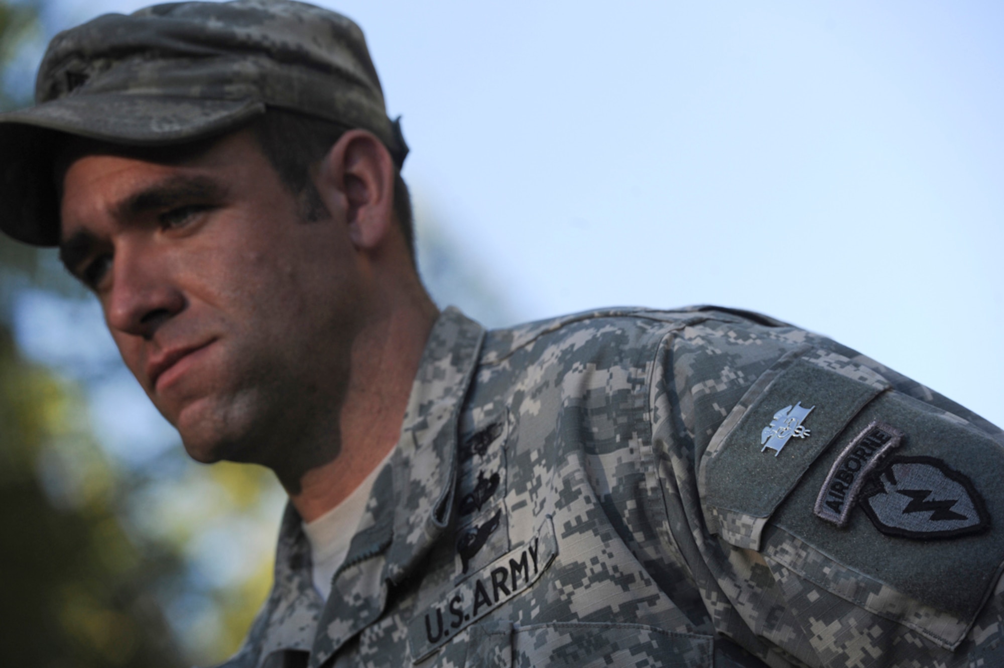 Army Staff Sgt. Nicholas Ritterback, assigned to Headquarters and Headquarters Troop 1st Squadron (Airborne) 40th Cavalry Regiment, part of U.S. Army Alaska’s 4th Infantry Brigade Combat Team (Airborne), 25th Infantry Division, a native of Columbus, Ohio, a grader, waits for Soldiers to finish testing on a Expert Field Medical Badge lane at Joint Base Elmendorf-Richardson Sept. 20. (U.S. Air Force photo/Justin Connaher)