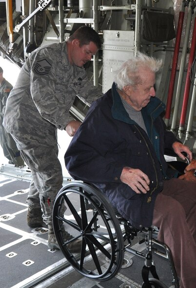 Air Force Reserve Master Sgt. Dan Scott, a crew chief with the 910th
Maintenance Squadron, assists Harry Filcorn in getting inside a C-130
Hercules here Sept. 27, 2013. Filcorn, an Army Air Corps veteran and former
WWII prisoner of war, paid a visit here along with 10 other disabled veteran
residents and staff from Washington Square Healthcare Center in Warren. U.S.
Air force photo by Maj. Brent J. Davis
