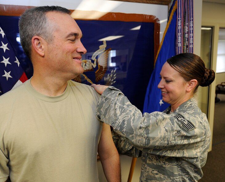 Col. Brian Newberry, 92nd Air Refueling Wing commander, receives his flu shot from said Tech. Sgt. Shelly Carter, 92nd Medical Group NCO in charge of immunizations at Fairchild Air Force Base, Wash., Sept. 27, 2013. According to the Center for Disease Control, influenza can range from being a mild sickness to a very serious condition. Symptoms of the flu include pneumonia, a fever, coughing, sore throat, muscle aches, headaches and feeling fatigued. (U.S. Air Force photo by Airman 1st Class Ryan Zeski/Released)