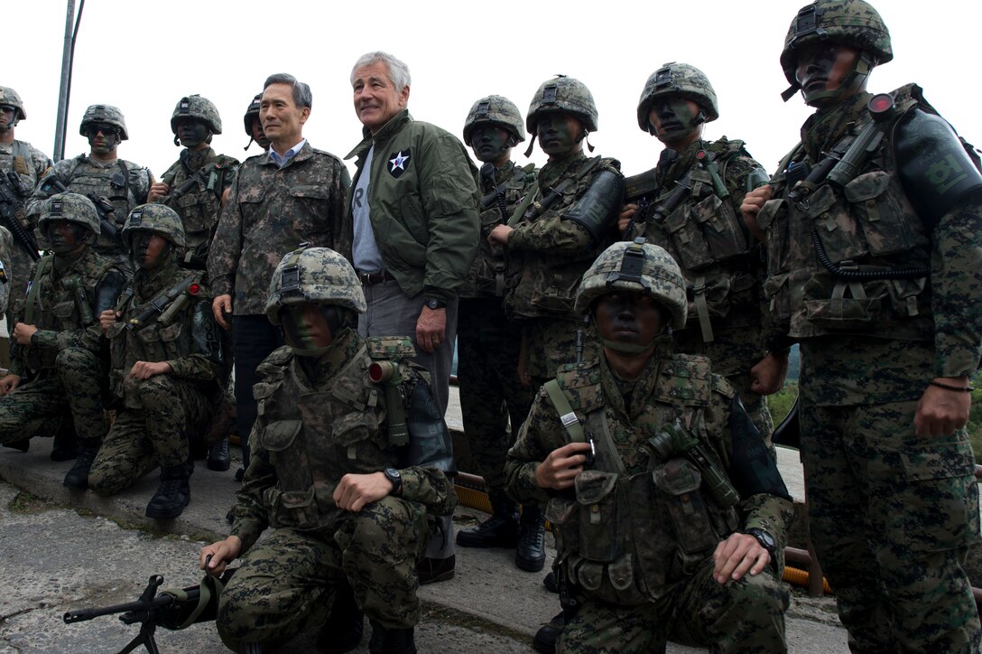 U.S. Defense Secretary Chuck Hagel, center right, and South Korean Defense Minister Kim Kwan-jin pose for a photograph with South Korean special forces at the Demilitarized Zone separating North and South Korea, Sept. 30, 2013. 