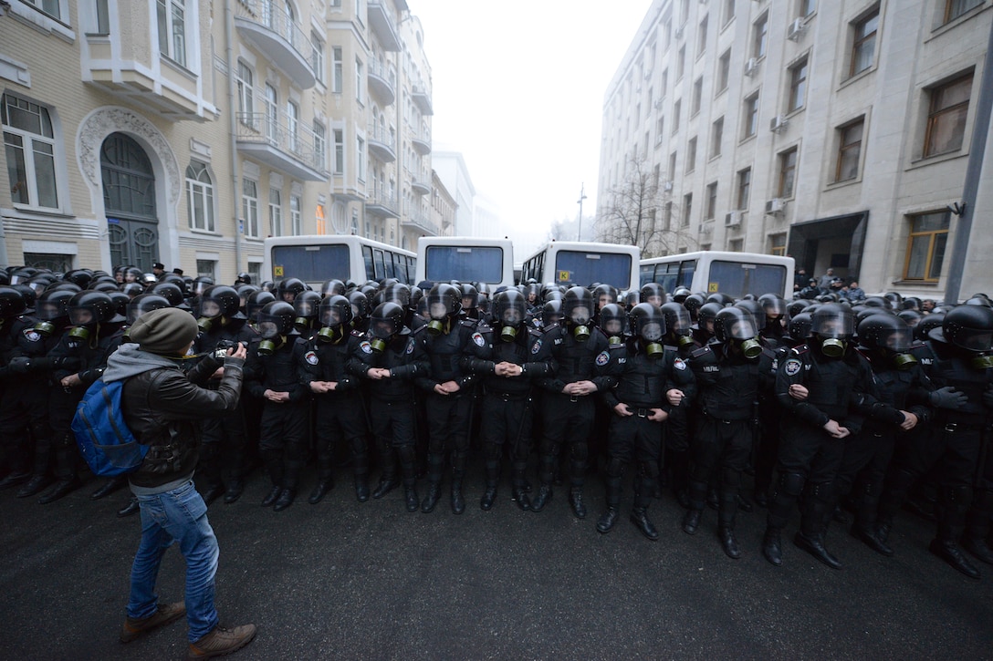 Police barrier at pro–European Union rally in Kiev attended by over 100,000, November 24, 2013 (Flickr/Ivan Bandura)