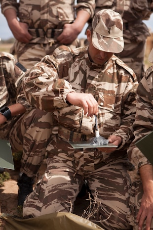 A member of the Royal Moroccan Armed Forces (FAR) dust for finger prints during a tactical site exploitation class as part of exercise African Lion 2014 on Tifnit FAR Base in Agadir, Morocco, Mar. 29, 2014. African Lion is conducted as a combined joint exercise between the Kingdom of Morocco and the U.S. Forces to strengthen relationships and military operability in the region. (U.S. Marine Corps Photo by Cpl. Alexandria Blanche, 2D MARDIV COMCAM/Released)