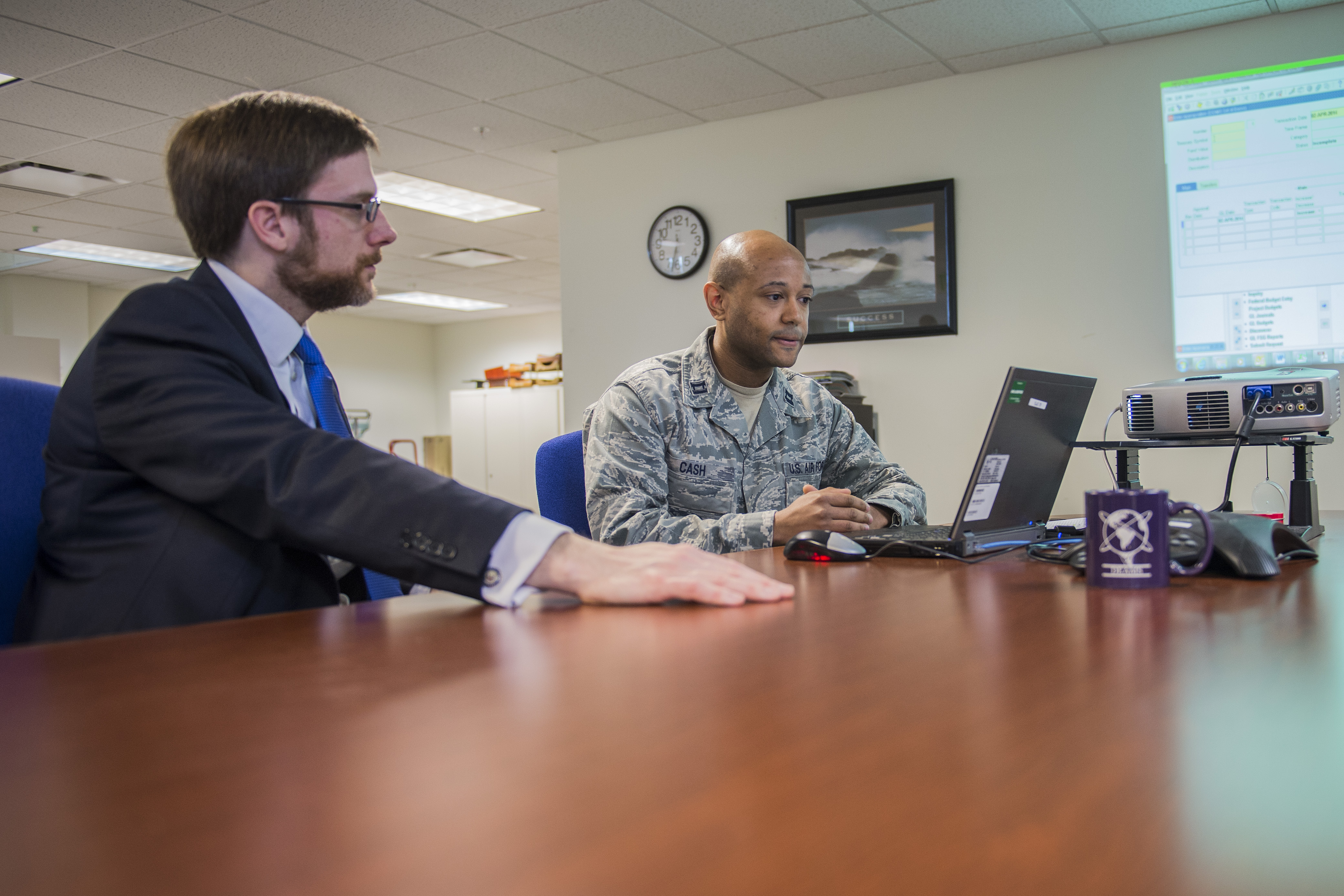 Top AF financial manager visits McChord for DEAMS rollout > Air