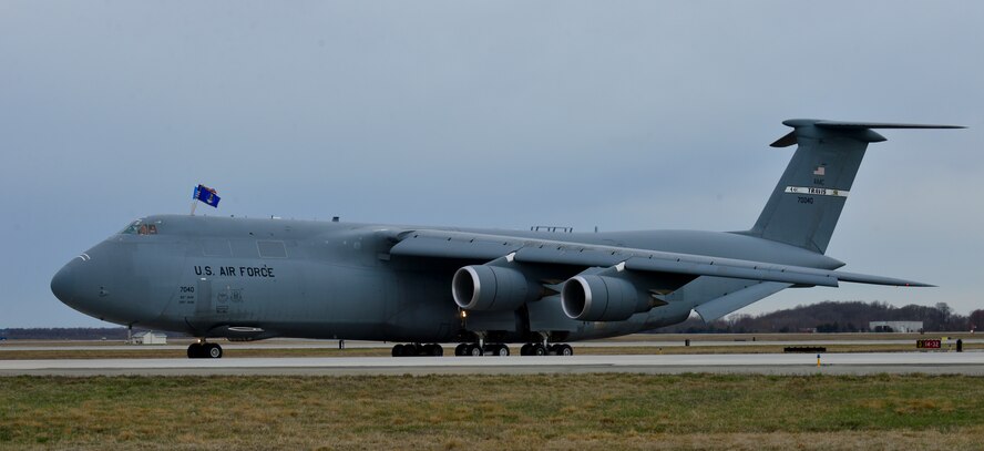 The 18th and final C-5M Super Galaxy, tail number 87-0040, arrives April 2, 2014, at Dover Air Force Base, Del.  The Super Galaxy was delivered by Lt. Gen. Brooks L. Bash, Air Mobility Command vice commander, completing Team Dover’s C-5M fleet. (U.S. Air Force photo/Airman 1st Class William Johnson)