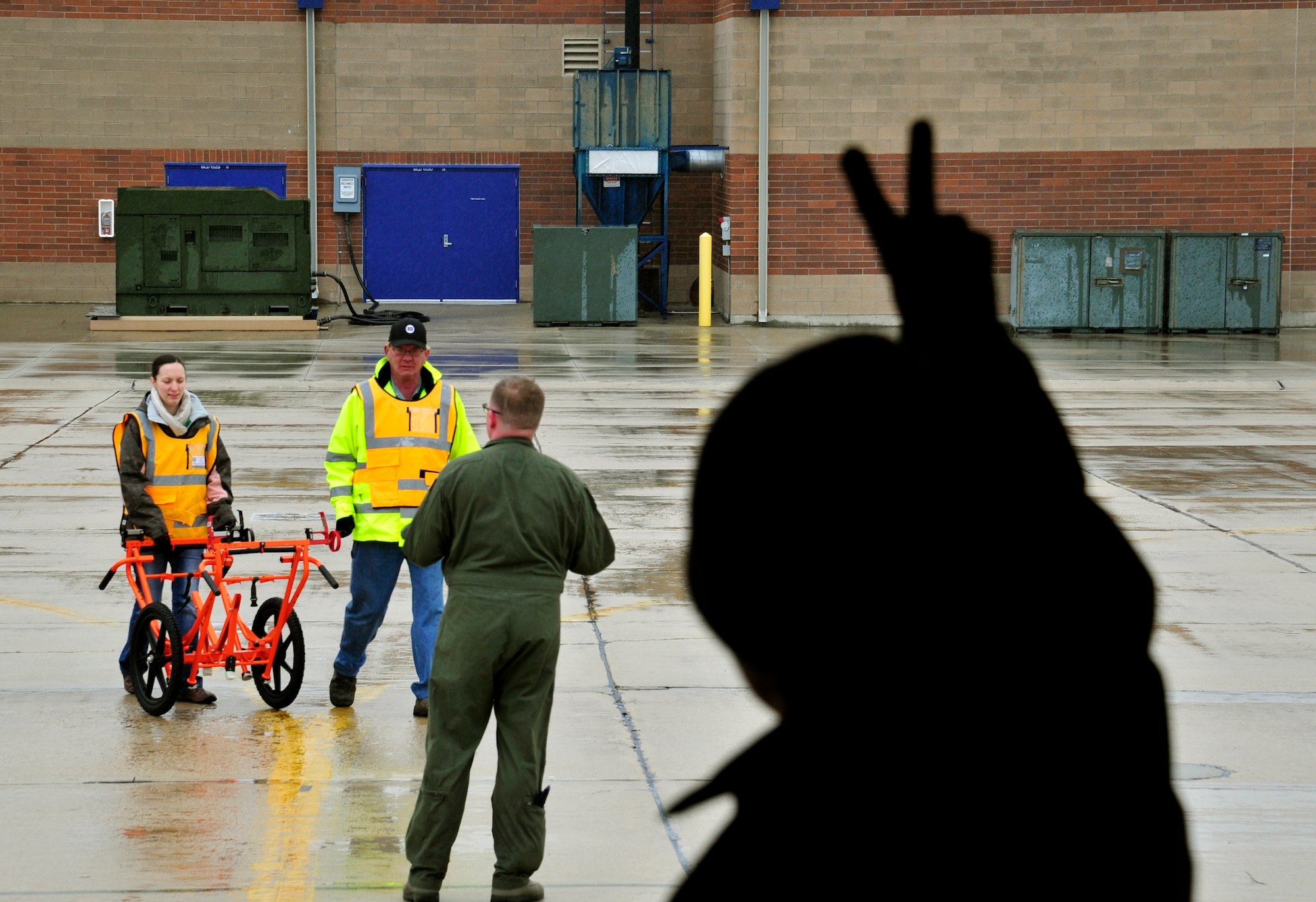 Capt. Tracy Minke, 187th Aeromedical Evacuation Squadron flight nurse, instructs two litter carry volunteers when to approach the aircraft to pick up patients during a national disaster exercise, Ultimate Caduceus 2014, at Boise, Idaho, April 1, 2014. Both technicians are assigned to the 375th Aeromedical Evacuation Squadron, Scott AFB, Il. During Ultimate Caduceus, part of the Federal Emergency Management Agency’s National Capstone Exercise, AE members provided medical support, processed and transferred patients. Utlimate Caduceus 14 illustrates the critical partnership between Mobility Air Forces and the interagency, in this case FEMA, by exercising disaster relief operations. The aeromedical teams were comprised of more than 18 AE crew members from Pope Army Airfield, N.C., Scott AFB, Ill., and Cheyenne ANG base, Wyo.(U.S. Air Force photo/ Staff Sgt. Stephenie Wade)