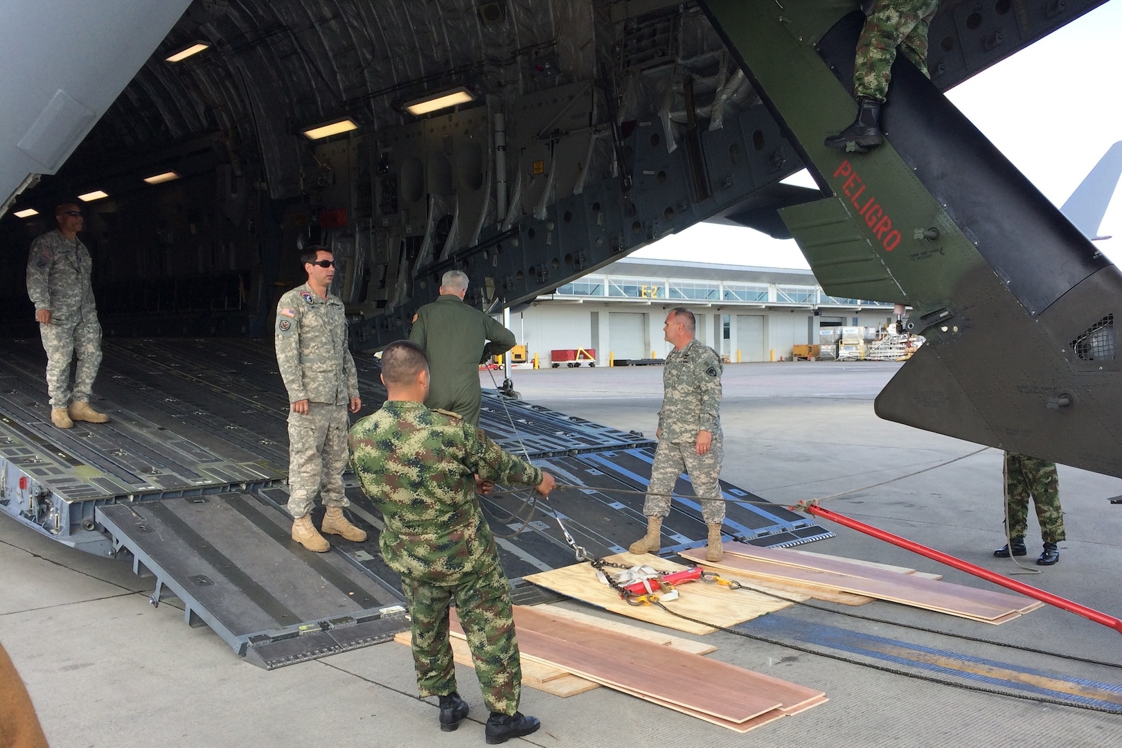 South Carolina Army National Guard Soldiers work with Colombian aviation military members to prepare a UH-60 Black Hawk to load onto a cargo aircraft. An aviation team of three subject matter experts from the S.C. Army National Guard was in Colombia April 1-7, 2014, in support of the State Partnership Program.
