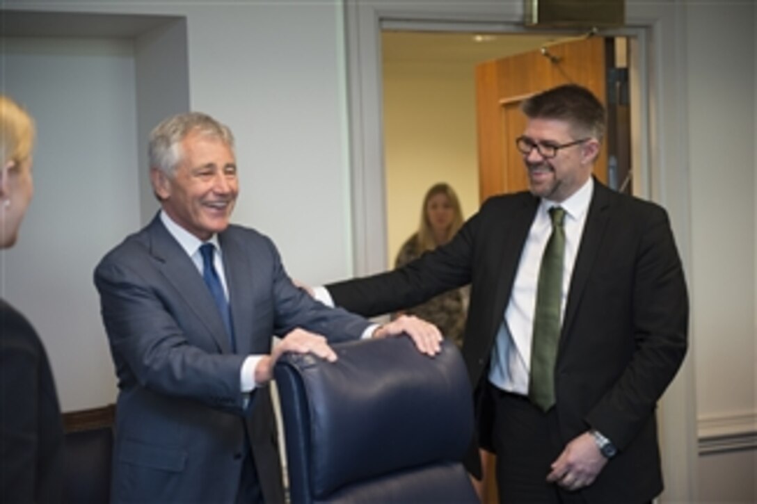 U.S. Defense Secretary Chuck Hagel speaks with Gunnar Bragi Sveinsson, Icelandic foreign affairs minister, at the Pentagon, April 11, 2014. Hagel talked with Sveinsson during a meeting U.S. Acting Deputy Defense Secretary Christine H. Fox hosted for the visiting minister.