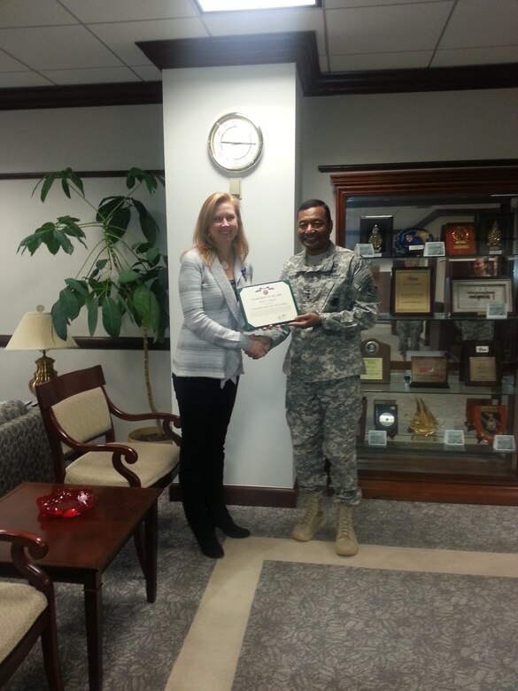 Kelly Barnes receives civilian service achievement medal from Lieutenant General Thomas Bostick, Commanding General and Chief of Engineers.