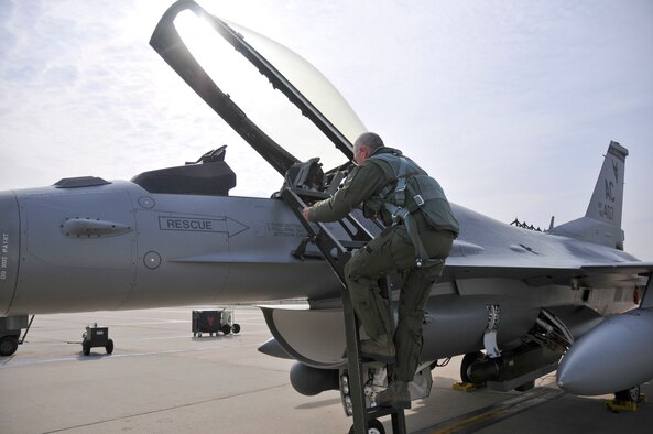 Lt. Gen. William H. Etter, Commander of Continental U.S. North American Aerospace Defense Command Region - 1st Air Force, climbs aboard an F-16 Fighting Falcon from the New Jersey Air National Guard's 177th Fighter Wing at the Atlantic City Air Guard Base, N.J. on April 3, 2014. (U.S. Air National Guard photo by Master Sgt. Andrew J. Moseley/Released)