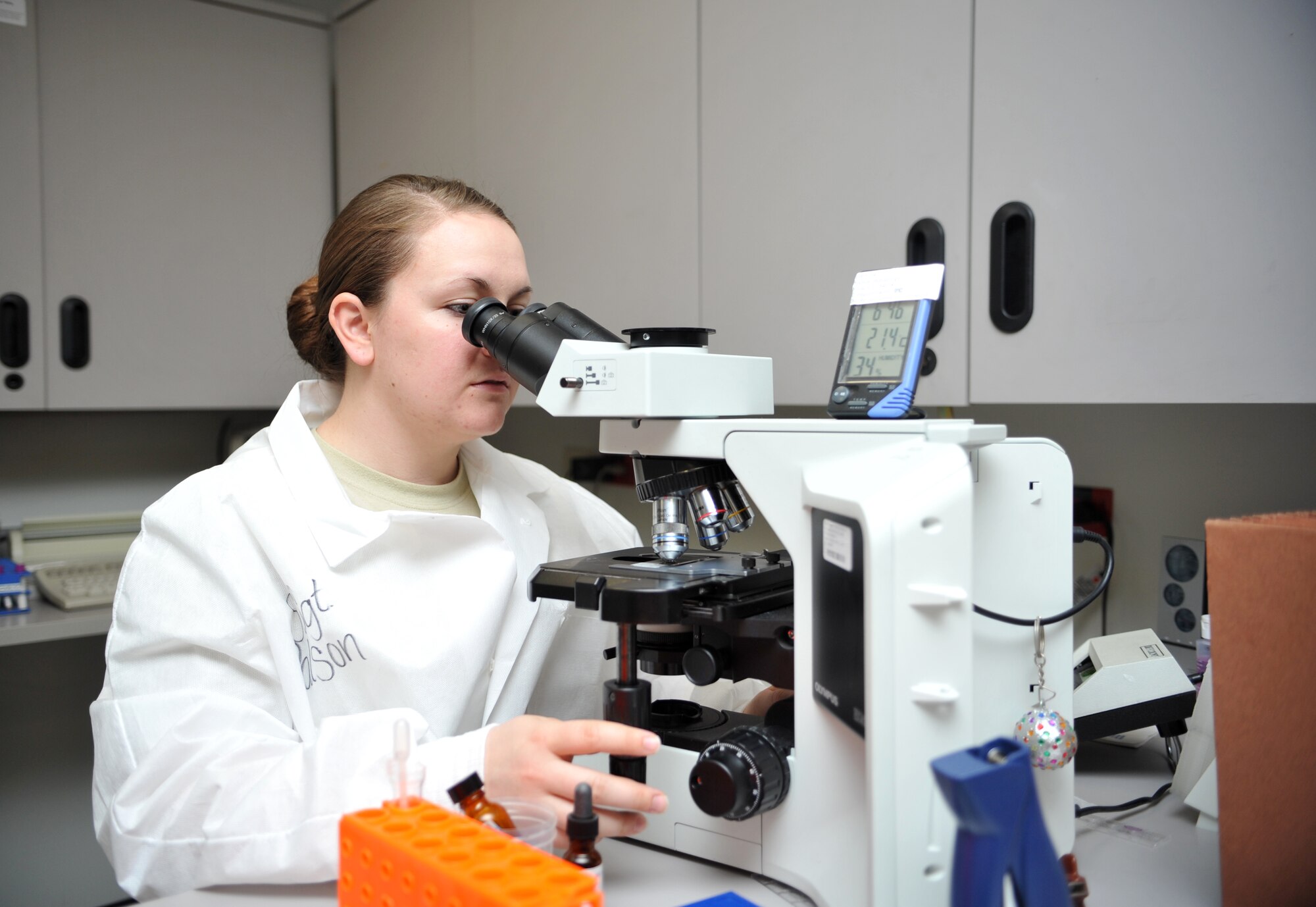 Staff Sgt. Lindsay Palson, 51st Medical Support Squadron medical laboratory technician, observes a joint fluid specimen under a microscope in the 51st Medical Group at Osan Air Base, Republic of Korea, April 17, 2014. Palson examined the fluid for the presence of white cells which can indicate an infection, or a high number of red and white cells that indicates the sample was improperly aspirated when it was taken from the patient. (U.S. Air Force photo/Airman 1st Class Ashley J. Thum)