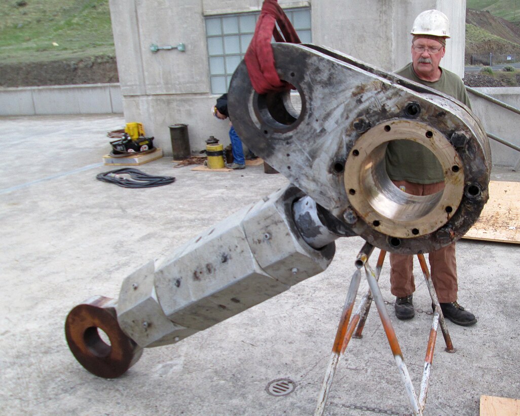 Contractor workers removed the old, cracked gudgeon arm assembly from Little Goose Dam’s downstream south navigation lock gate leaf on April 15. The old arm was disassembled and the pieces were sent to a metallurgy laboratory for a failure analysis.
