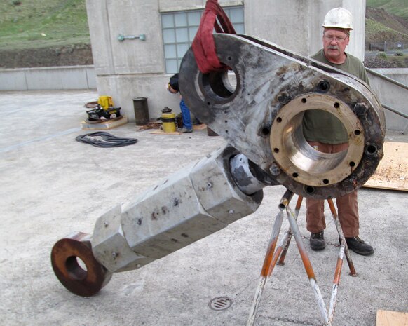 Contractor workers removed the old, cracked gudgeon arm assembly from Little Goose Dam’s downstream south navigation lock gate leaf on April 15. The old arm was disassembled and the pieces were sent to a metallurgy laboratory for a failure analysis.