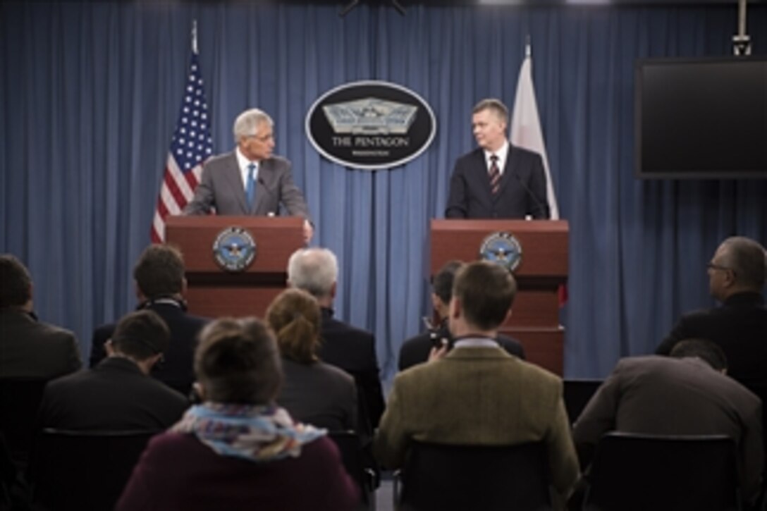 U.S. Defense Secretary Chuck Hagel and Polish Defense Minister Tomasz Siemoniak hold a press conference at the Pentagon, April 17, 2014, after meeting to discuss issues of mutual importance.