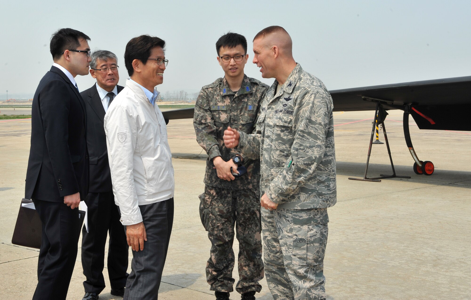 Col. Brook Leonard, 51st Fighter Wing commander, and Moon-soo Kim, Gyeonggi-do province governor, exchange farewells at the conclusion of a visit to Osan Air Base, Republic of Korea, April 21, 2014. Kim toured static displays of the A-10 Thunderbolt II, F-16 Fighting Falcon and U-2 Dragon Lady, as well as the Korean Air Operations Center during his time on base. (U.S. Air Force photo/Airman 1st Class Ashley J. Thum)