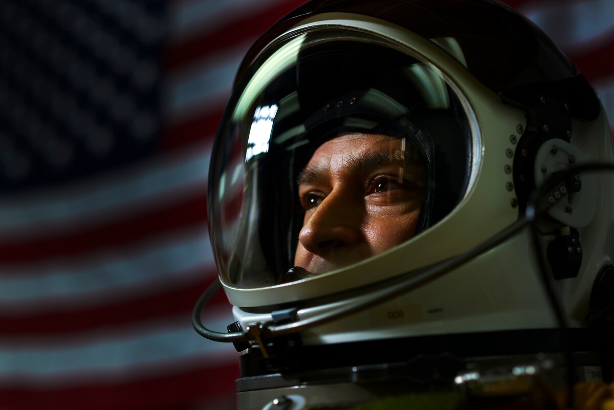 With final approach, U-2 pilot's career makes celebrated landing