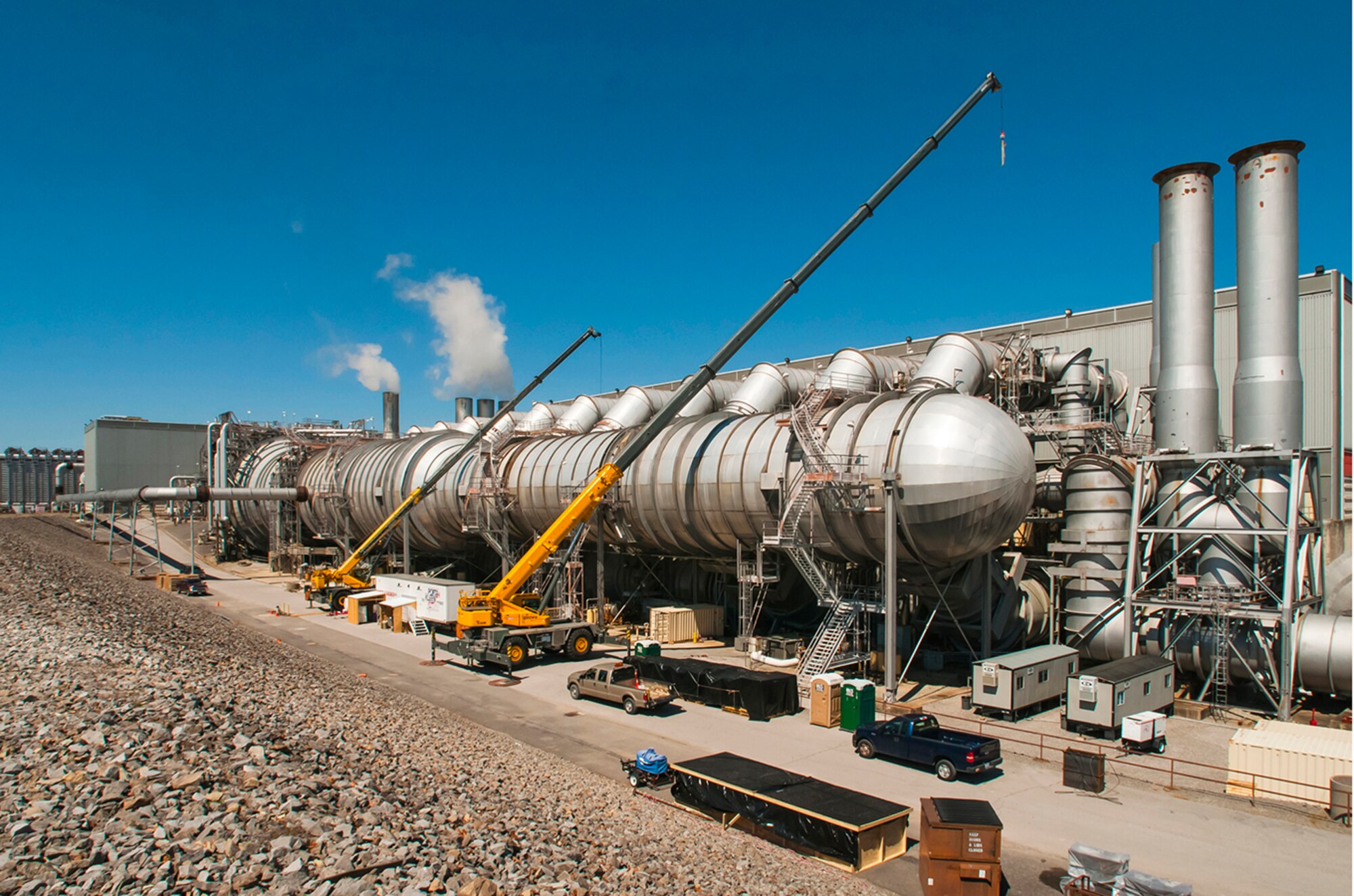 Large cranes, shown in this photo, are adjacent to the C-Plant exhaust duct to remove and replace large cooler coils within the intercoolers. (Photo by Rick Goodfriend)