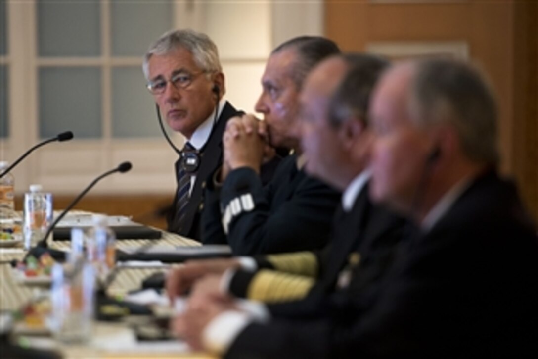 U.S. Defense Secretary Chuck Hagel, far left, participates in the second North American Defense Ministerial conference with Secretary of National Defense Gen. Salvador Zepeda Cienfuegos and Naval Secretary Adm. Vidal Francisco Soberon Sanz, Mexico's defense ministers, and Canadian Defense Minister Robert Nicholson in Mexico City, April 24, 2014.