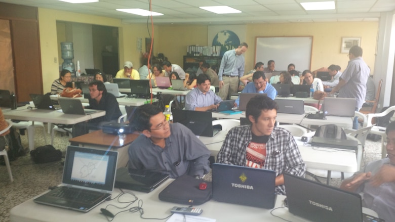 Students from Costa Rica, El Salvador, Guatemala, and Nicaragua participated in hydraulics and hydrology training. The course attendants, with instructors and organizers, gathered for a photo opportunity. 