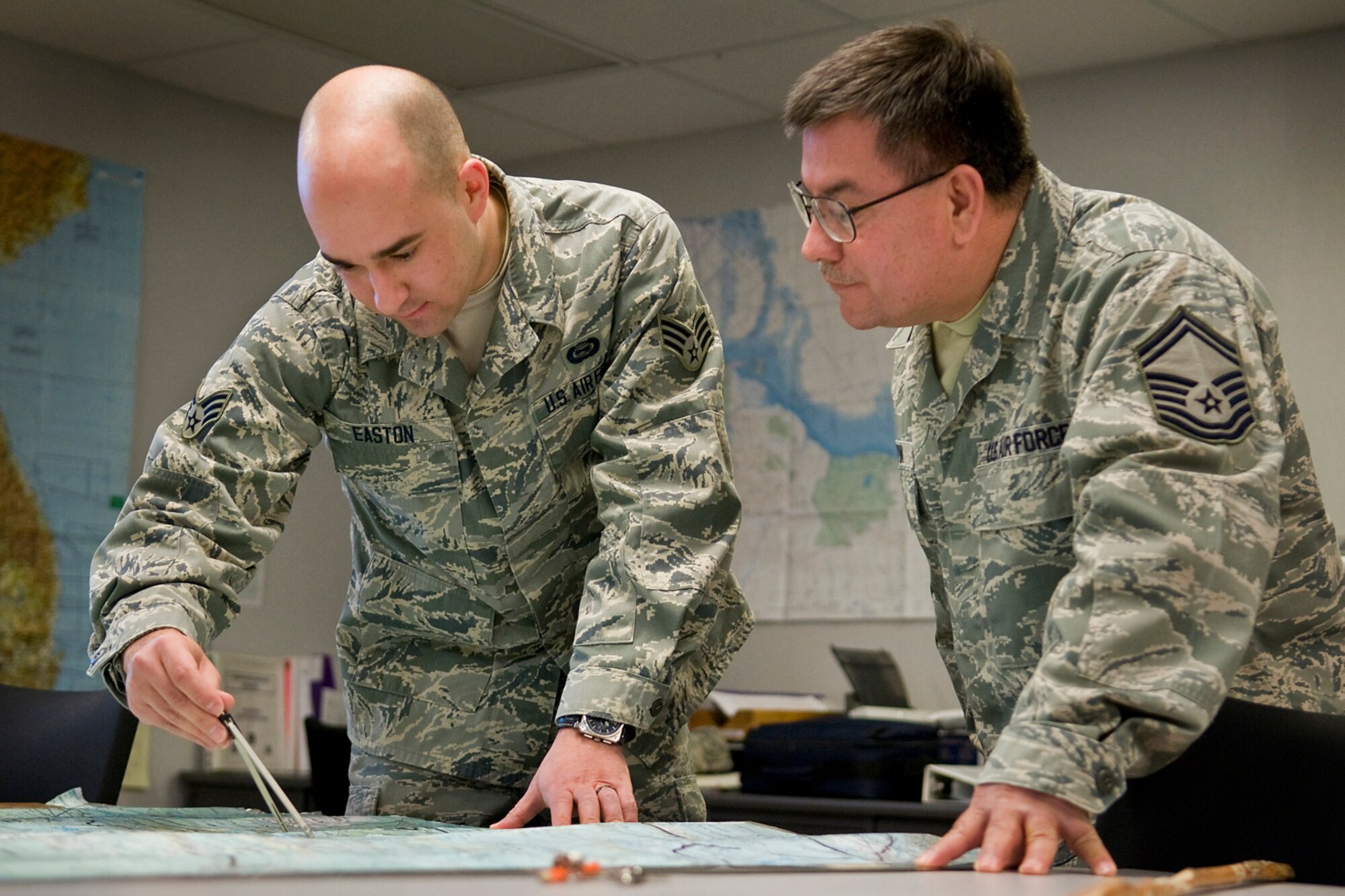 Senior Airman Jared Easton, 434th OSS intelligence apprentice, left, and Senior Master Sgt. Rafael Leyva, 434th OSS intelligence specialist, practice intelligence analysis skills at Grissom Air Reserve Base, Ind., March 26, 2014. The 434th OSS intelligence office was recently named the Air Force Reserve's Outstanding OSS Intelligence Surveillance and Reconnaissance Unit of the Year for 2013. (U.S. Air Force photo/Tech. Sgt. Mark R. W. Orders-Woempner) 
