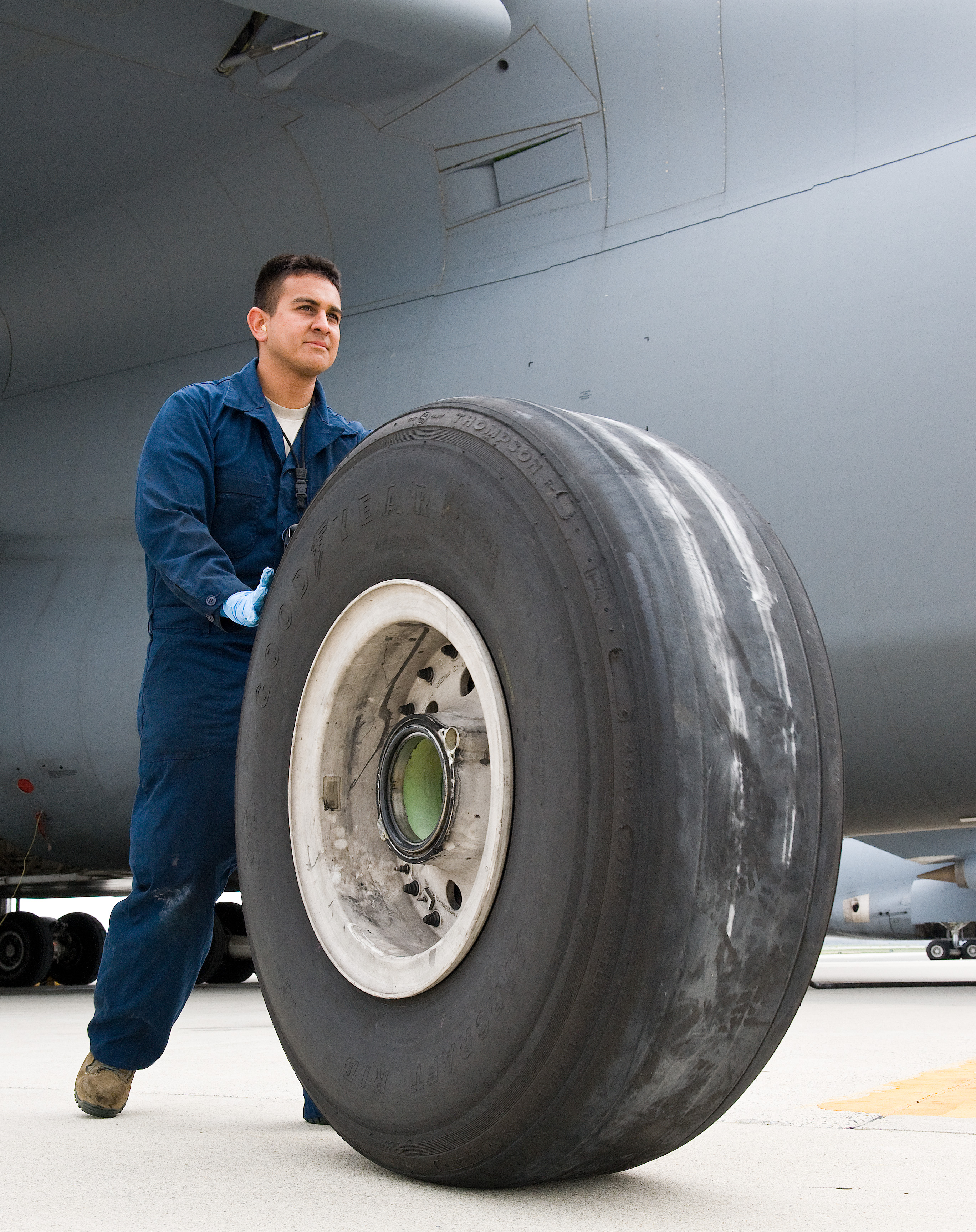 C5M Main Landing Gear Tire Change