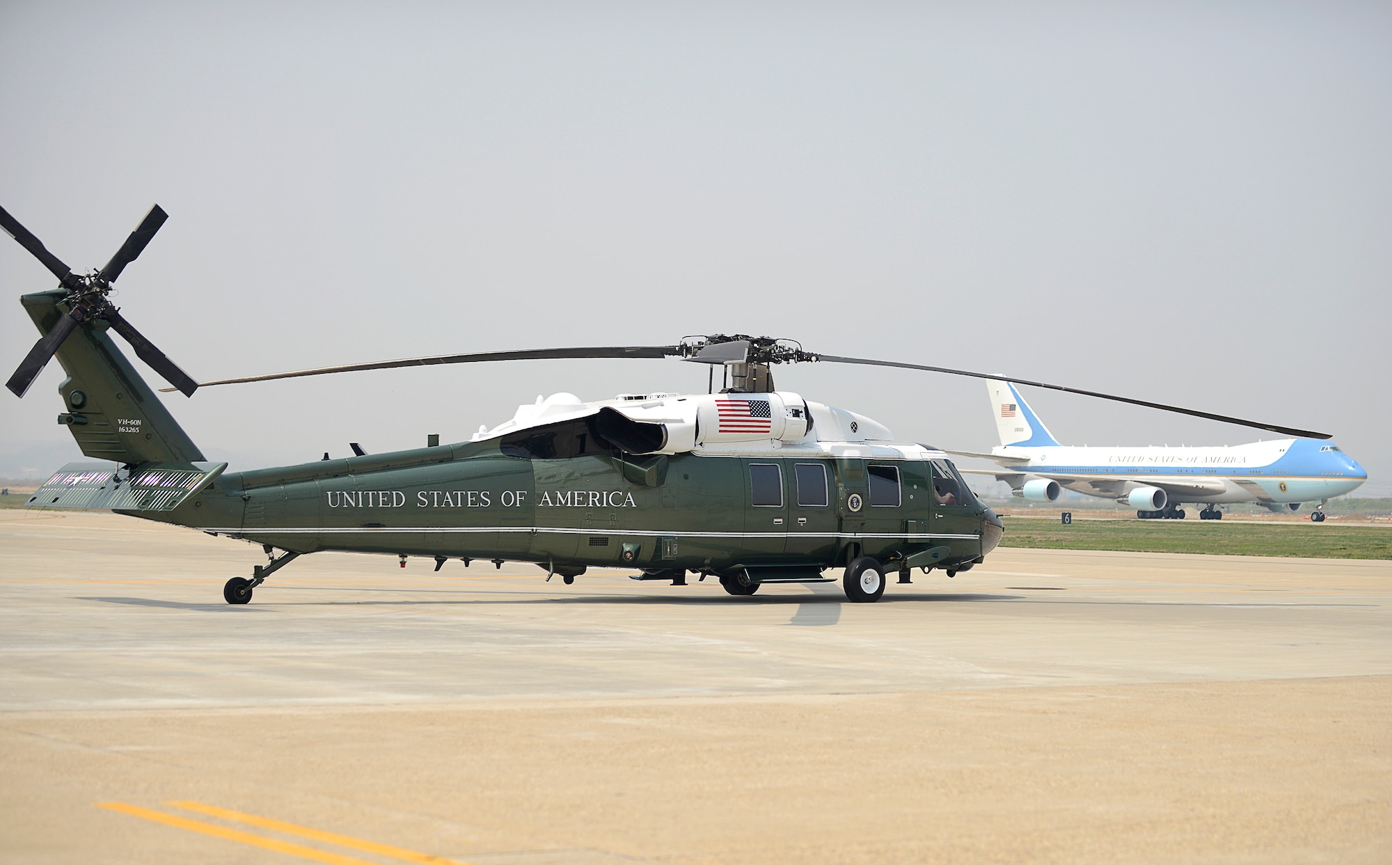 Air Force One arrives at Osan Air Base, Republic of Korea, April 25, 2014 as Marine One prepares to transport President Barack Obama to U.S. Army Garrison Yongsan. (U.S. Air Force photo/Tech. Sgt. Micky M. Bazaldua)