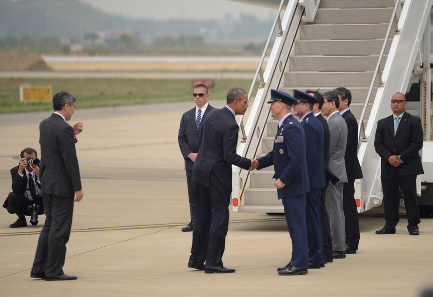 President Barack Obama speaks to 51st Fighter Wing Commander Col. Brook Leonard, and Seventh Air Force Commander Lt. Gen. Jan-Marc Jouas as he prepares to depart Osan Air Base, Republic of Korea, April 26. Obama was visiting the ROK as part of his trip to Asia which was focused on major priorities in the Asia-Pacific region: modernizing alliances; supporting democratic development; advancing Trans-Pacific Parternship and commercial ties; investing in regional institutions; and deepening cultural and people-to-people ties. (U.S. Air Force photo/Tech. Sgt. Micky M. Bazaldua)