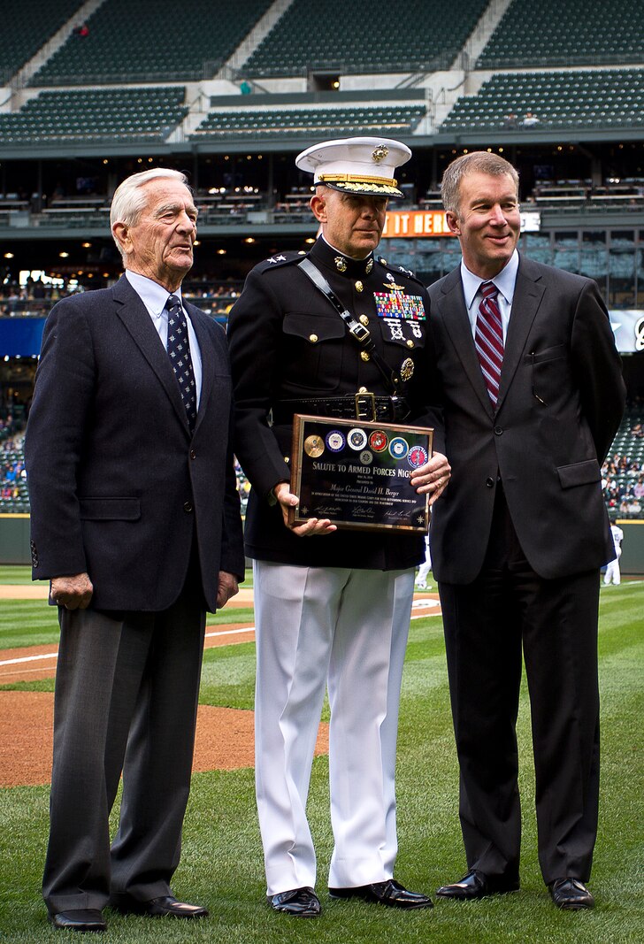 Seattle Mariners honor military during Salute to Armed Forces Night