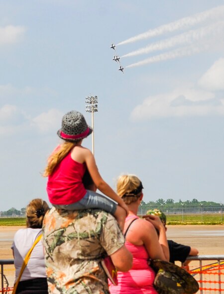 Spectators watch the U.S. Air Force Thunderbirds perform aerobatic maneuvers at the Defenders of Liberty Air Show on Barksdale Air Force Base, April 26, 2014. The Thunderbirds performed stunts such as the calypso pass and a maneuver in a tribute to America’s veterans and fallen heroes. (U.S. Air Force photo/Airman 1st Class Benjamin Raughton)