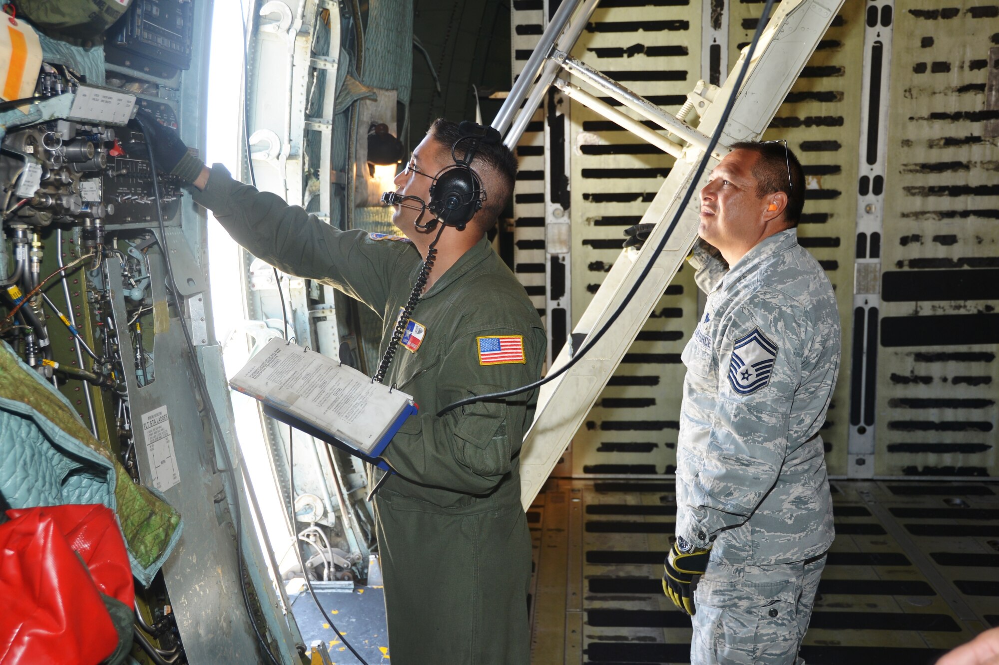 Loadmaster Senior Master Sgt. David Delgado, right, 356th Airlift Squadron looks on as Master Sgt. Michael Meras, 433rd Airlift Control Flight, Joint Base San Antonio-Lackland, Texas, controls to open the forward visor of a C-5A Galaxy during Air Force Reserve Command’s Patriot Hook 2014 exercise at Naval Air Station, North Island, Calif., 24 April, 2014. (U.S. Air Force photo/Senior Master Sgt. Minnie Jones)
