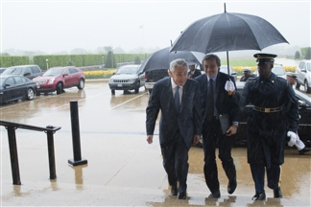 U.S. Defense Secretary Chuck Hagel hosts an honor cordon to welcome the Czech Republic's Defense Minister Martin Stropnicky at the Pentagon, April 29, 2014. The two defense leaders met to discuss issues of mutual importance.