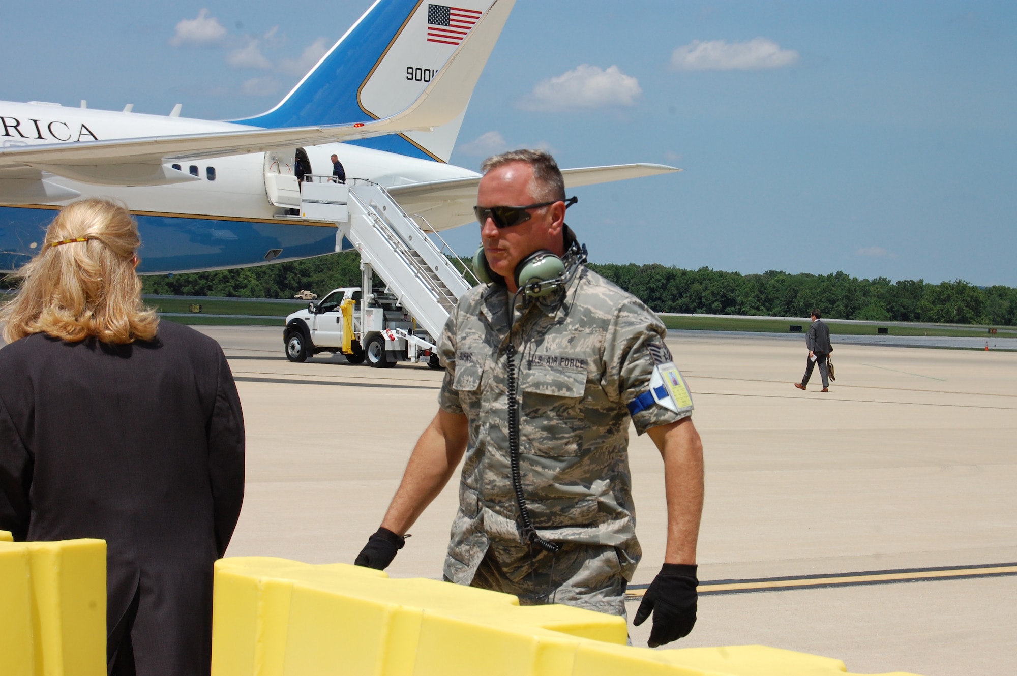 Technical Sgt. Jim Burns, crew chief, 166th Aircraft Maintenance Squadron, placed chocks under the wheels of Air Force One after U.S. President Barack Obama arrives at the New Castle Air National Guard Base, Del. on July 17, 2014. The president came to the home of the 166th Airlift Wing, Delaware Air National Guard en route to the Port of Wilmington, Delaware to announce a new initiative to increase private sector investment in our nation’s infrastructure. (U.S. Air National Guard photo by Tech. Sgt. Benjamin Matwey)