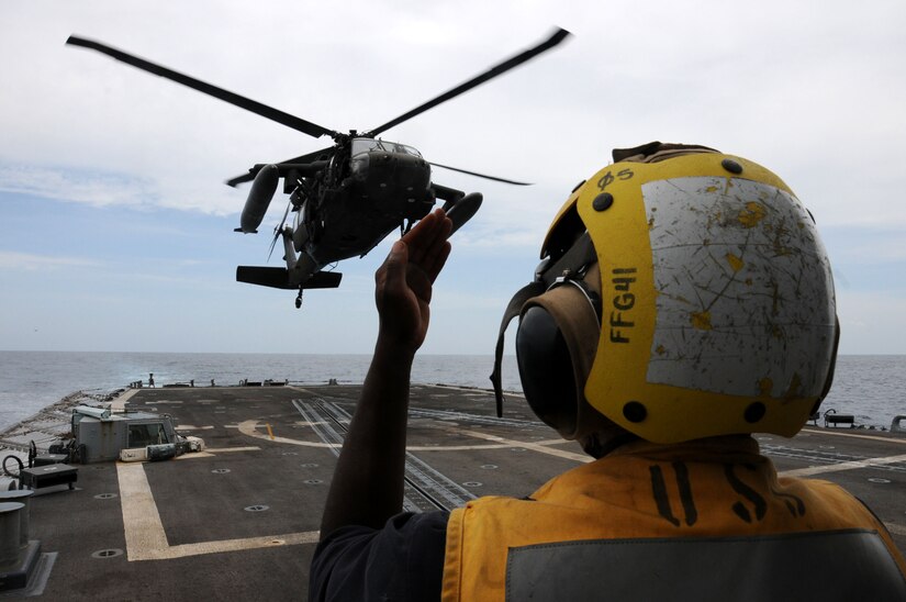A UH-60 Blackhawk helicopter assigned to Joint Task Force Bravo's 1-228th Aviation Regiment comes in for a landing on the deck of the Oliver Hazard Perry-class guided-missile frigate USS McClusky (FFG-41) during deck landing qualifications off the Pacific coast of Honduras, August 3, 2014. The training, which was conducted approximately 20 miles off the coast, was done to qualify 1-228th pilots and crew chiefs on shipboard operations. (Photo by U. S. Air National Guard Capt. Steven Stubbs)
