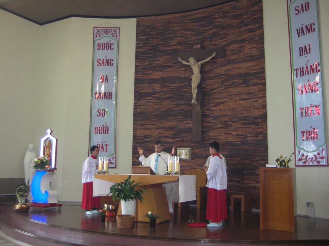 140807-F-XX000-002 – Chaplain (Capt.) Thienan Tran, 51st Fighter Wing chaplain, says the Eucharistic prayer during a Catholic Mass at Cho-Rang Catholic Church in Busan, Republic of Korea Aug. 3, 2014. Tran spends his off-duty time providing Catholic Mass to communities of Vietnamese labor workers.