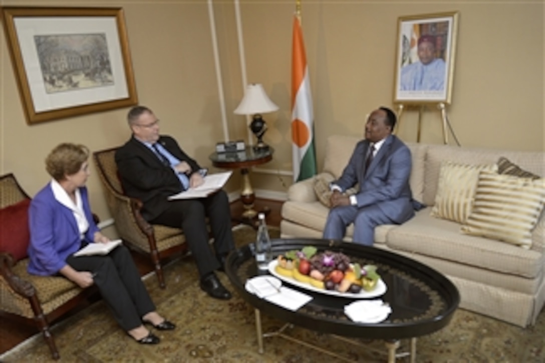 U.S. Deputy Defense Secretary Bob Work, center, meets with Niger's President Mahamadou Issoufou in Washington, D.C., Aug. 7, 2014. The two met during the 2014 U.S.-Africa Leaders Summit. 