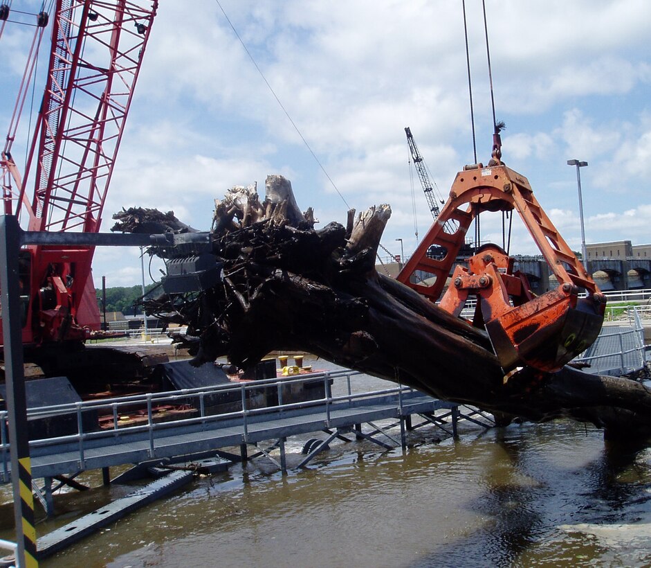 Cleaning up debris from the flood of 2014 at Lock and Dam 21, Quincy, Ill.     