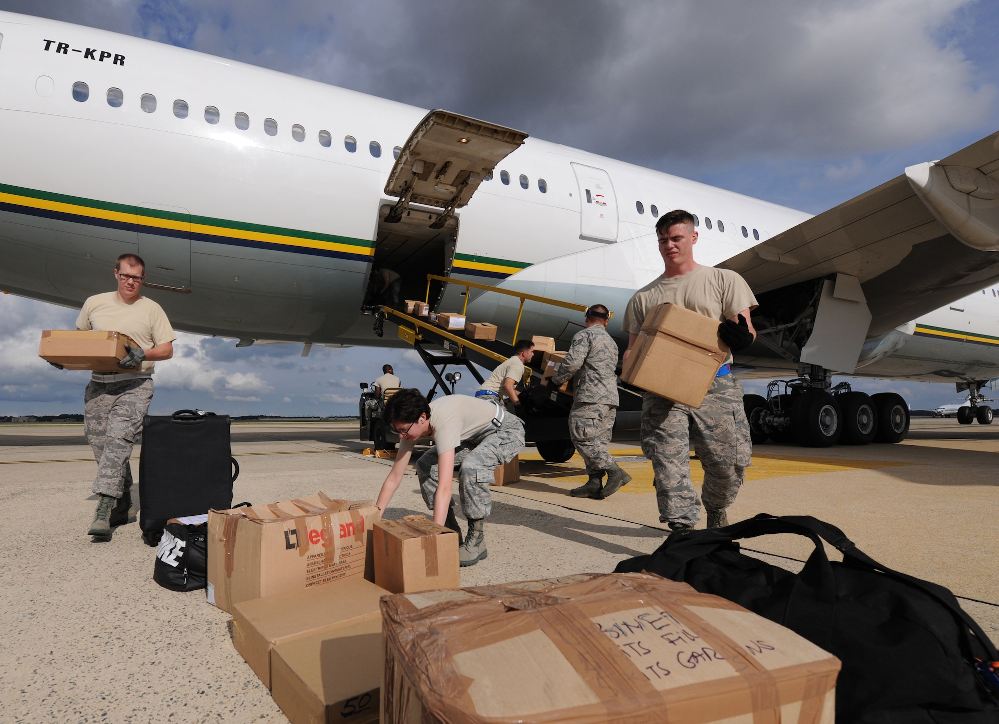 89th Aerial Port Squadron Airmen unload luggage from a Boeing 777 on the flight line at Joint Base as an aircraft arrives for the U.S.-Africa Leaders’ Summit at Joint Base Andrews, Md., Aug. 3, 2014. (U.S. Air Force photo/ Senior Airman Nesha Humes)