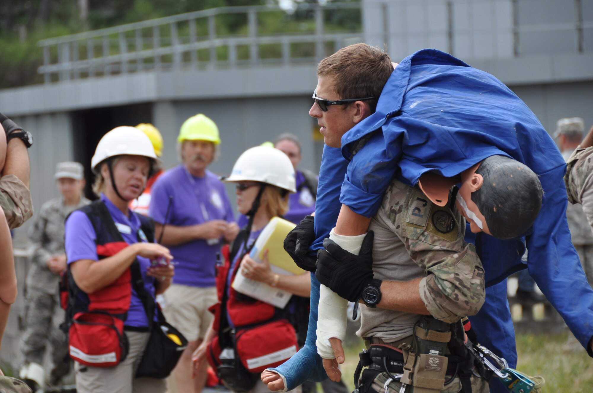 A reserve pararescueman with the 304th Rescue Squadron, Portland Air National Guard Base, Ore., simulates rescuing a casualty from a building during Operation Pathfinder Minuteman Aug. 5, 2014 at Camp Rilea, Ore. Operation Pathfinder Minuteman was a joint disaster response exercise involving Air Force reservists, Air and Army National Guardsmen, and local, state federal civilian medical personnel. (U.S. Air Force photo/2nd Lt. Anna-Marie Wyant)