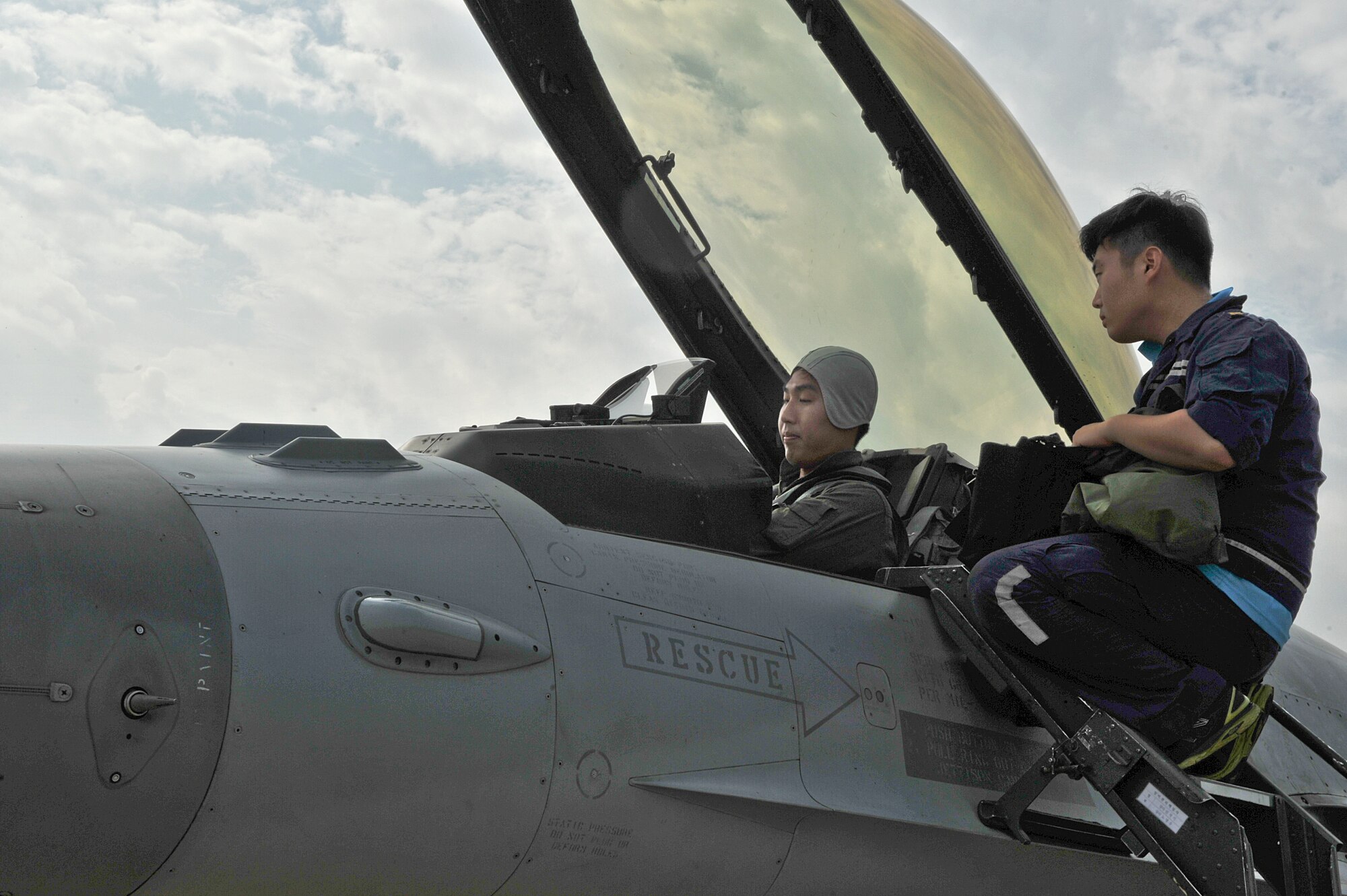 Republic of Korea air force Tech. Sgt. Won il Lee, 161st Squadron crew chief, talks with ROKAF Capt. Bon hyuk Koo, 161st SQ pilot, before a flight during the Buddy Wing 14-6 exchange program on Osan Air Base, Republic of Korea, July 31, 2014. The program is intended to enhance the partnership between the United States and ROKAF. (U.S. Air Force photo by Senior Airman Matthew Lancaster)
