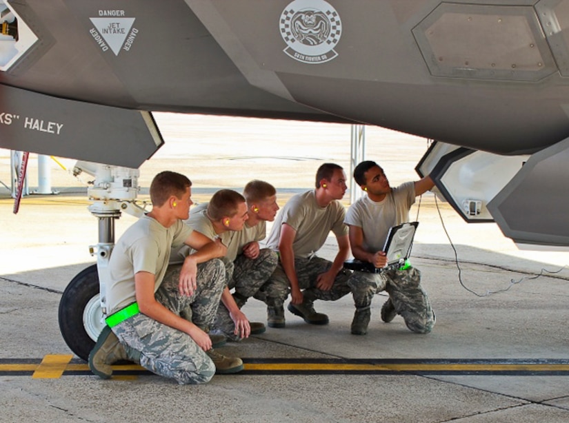 First Pipeline Class Of F 35 Crew Chiefs Graduates Eglin Air Force Base News 0501