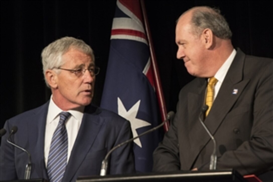 U.S. Defense Secretary Chuck Hagel, left, and Australian Defense Minister David Johnston hold a joint press conference in Sydney, Australia, Aug. 11, 2014. 