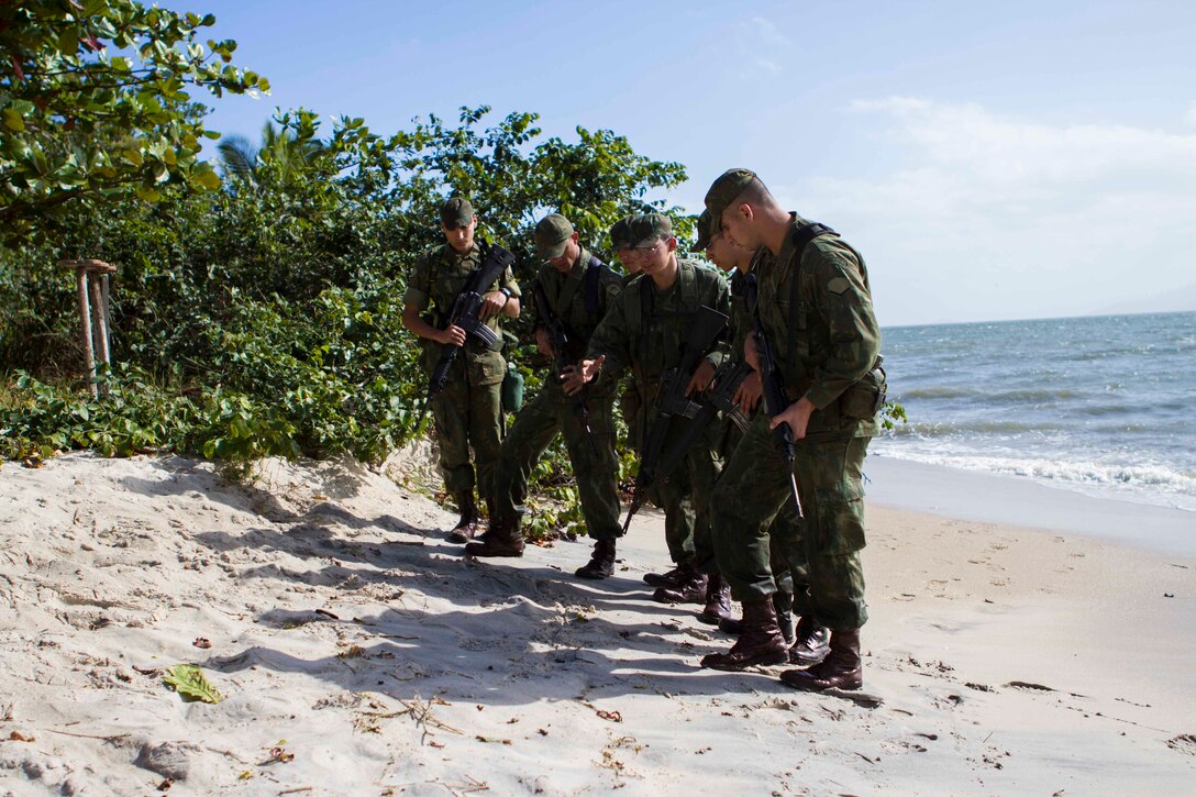 SPMAGTF-South, Brazilian Marines share combat tracking tactics