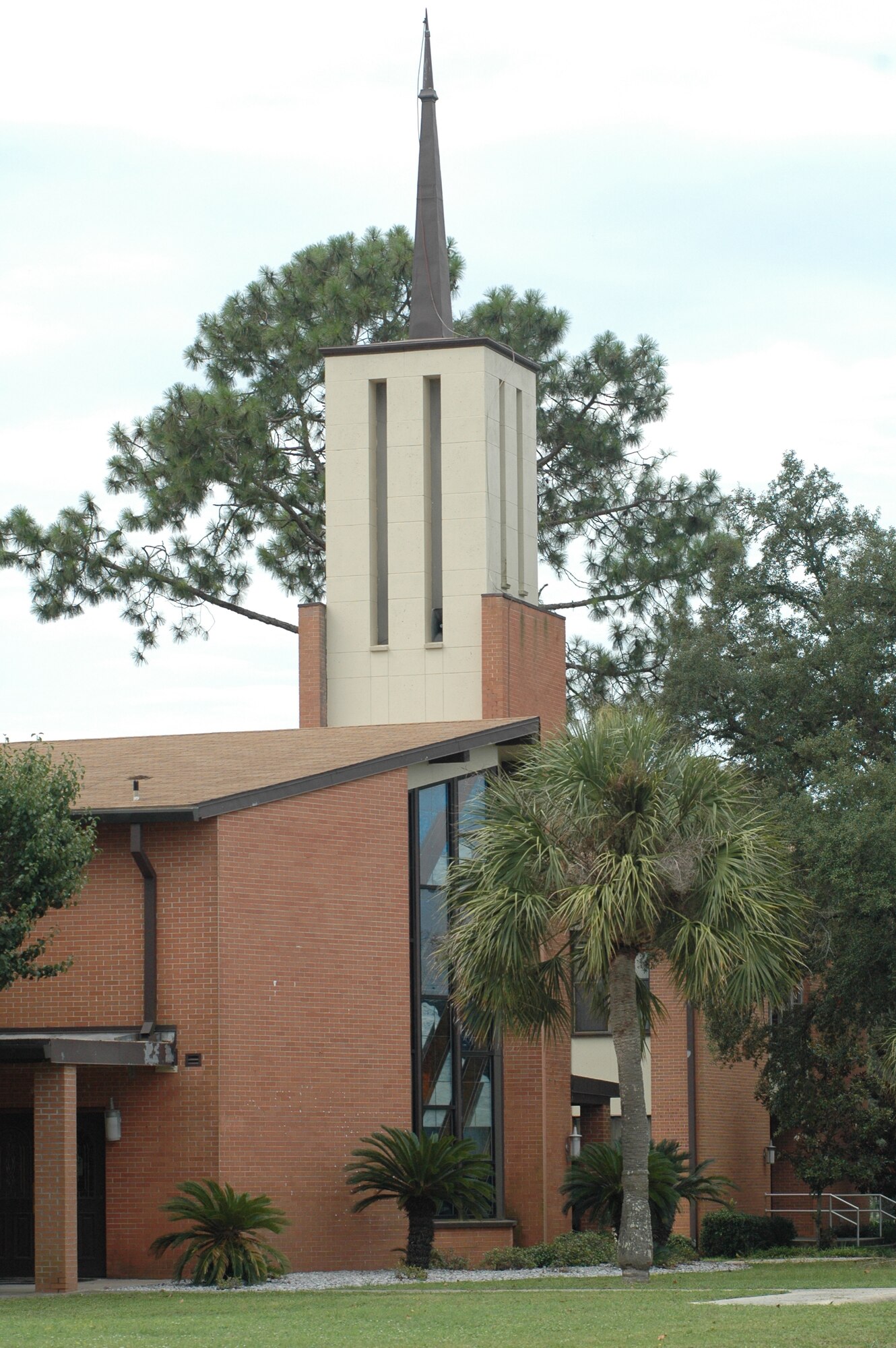 Tyndall’s Chapel 2 is located on Suwannee Ave. across from base lodging. (U.S. Air Force photo by Senior Airman Christopher Reel) 