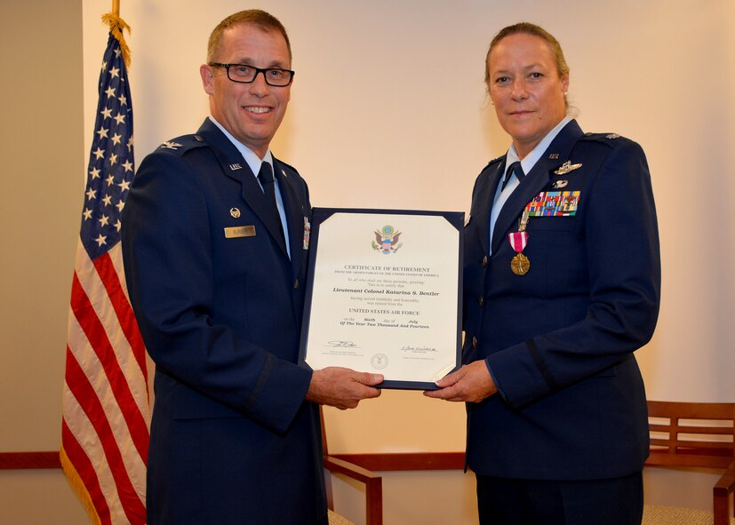 Col. Matt Burger, 349th Air Mobility Wing commander, presents Lt. Col. Katarina Bentler with her certificate of retirement during a ceremony held here at Travis during August A flight.  Bentler, the 312th Airlift Squadron operations group chief of training, bid farewell to her fellow wing members after 31 years of service. (U.S. Air Force photos/Senior Master Sgt. Robert L. Wade)
