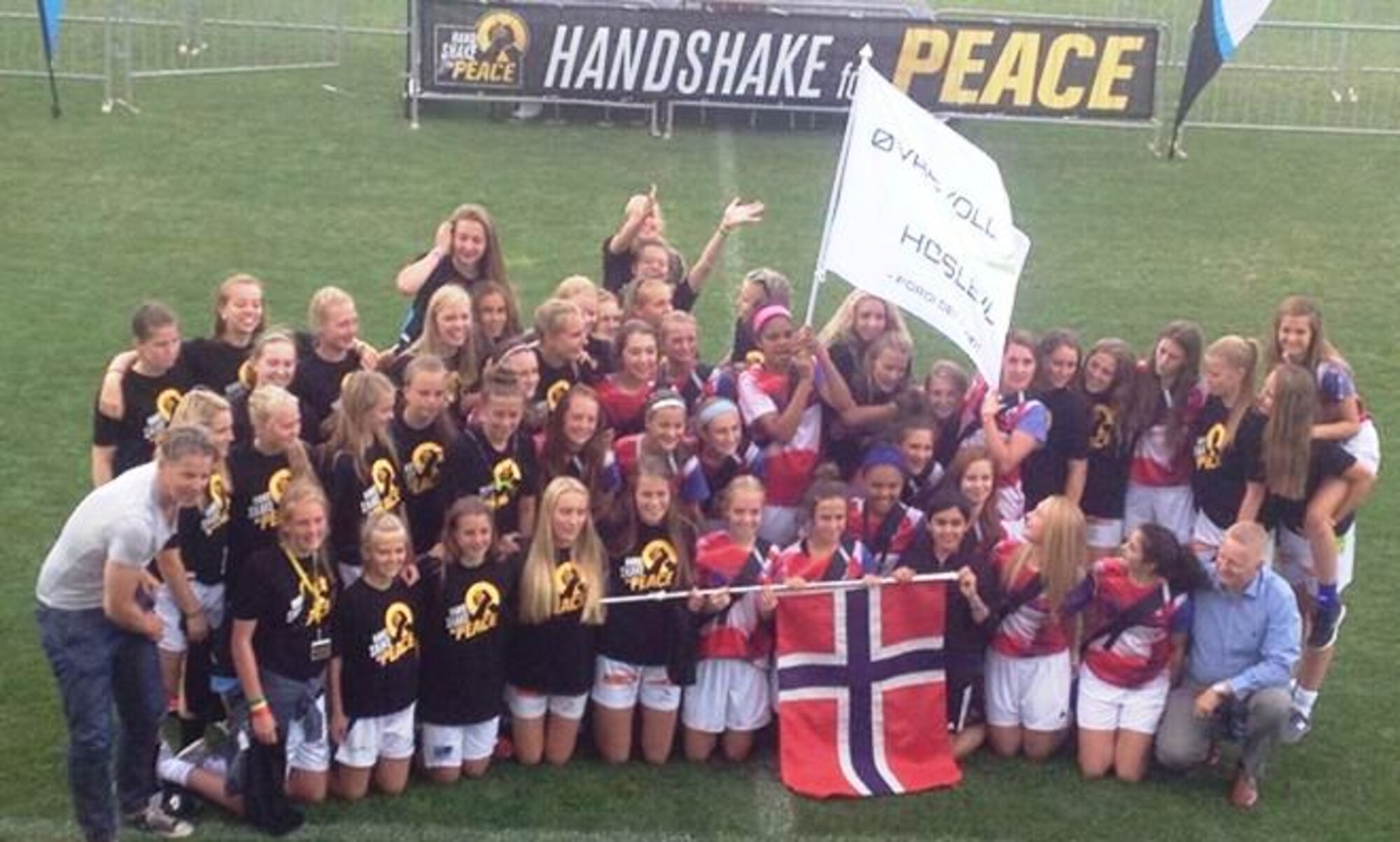 Team Fiera from Omaha, Nebraska, and Team Oslo’s Ovrevall-Hosle from Norway, pose for a group photo at the largest youth soccer tournament in the Western Hemisphere called Schwan’s USA Cup in Blaine, Minnesota. The teams were selected as ambassadors for the new Handshake for Peace program. (U.S. Air Force courtesy photo)