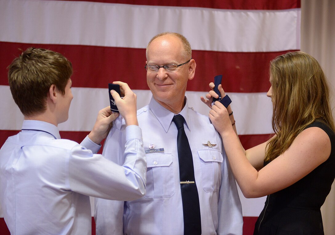 Lieutenant Colonel David Keely, 219th Engineering Installation Squadron 
Commander, is pinned to the rank of Colonel by his son Evan, and his daughter 
Emma, at the Tulsa Air National Guard base, Tulsa Okla., 14 August 2014. 
Keely has relinquished command of the 219th and will be working as Air 
National Guard Liaison to the commander of the 24th Air Force.  (U.S. National 
Guard photo by Senior Master Sgt.  Preston L. Chasteen/Released)
