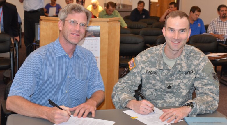 ALBUQUERQUE, N.M. -- MRGCD Board of Directors Vice Chairman, Adrian Oglesby and U.S. Army Corps of Engineers Albuquerque District Engineer, Lt. Col. Patrick Dagon, sign the PPA Agreement during the Middle Rio Grande Conservancy District Board of Directors Meeting, August 11, 2014.