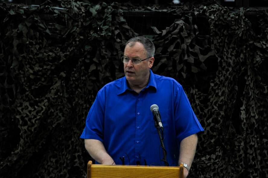 Deputy Secretary of Defense Bob Work talks to service members during a troop event at Osan Air Base, Republic of Korea, Aug. 21, 2014. Work traveled throughout the Asia-Pacific region from August 17 to 23 to strengthen multilateral security cooperation in the region, build more robust partnerships, and discuss ongoing efforts and regional security matters. (U.S. Air Force photo by Senior Airman David Owsianka/Released) 